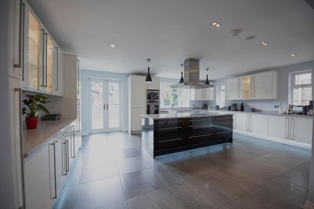 Luxury 6 Bedroom House With Parking - Northwood Northwood  Exteriér fotografie
