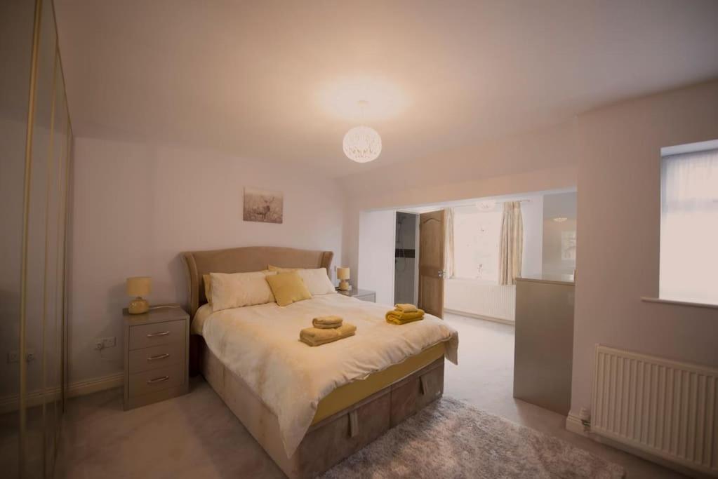 Luxury 6 Bedroom House With Parking - Northwood Northwood  Exteriér fotografie